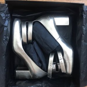 SAINT LAURENT Babies Metallic Leather Pumps